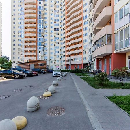 Large 2 Room Apartment With A Beautiful View 2 Min Metro Chernigivska Kiev Exterior foto