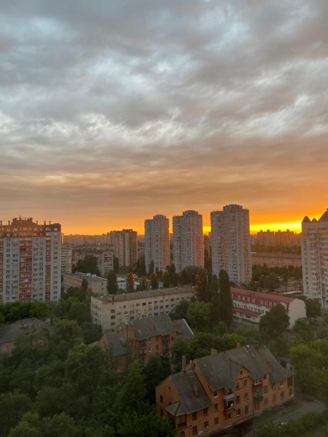 Large 2 Room Apartment With A Beautiful View 2 Min Metro Chernigivska Kiev Exterior foto