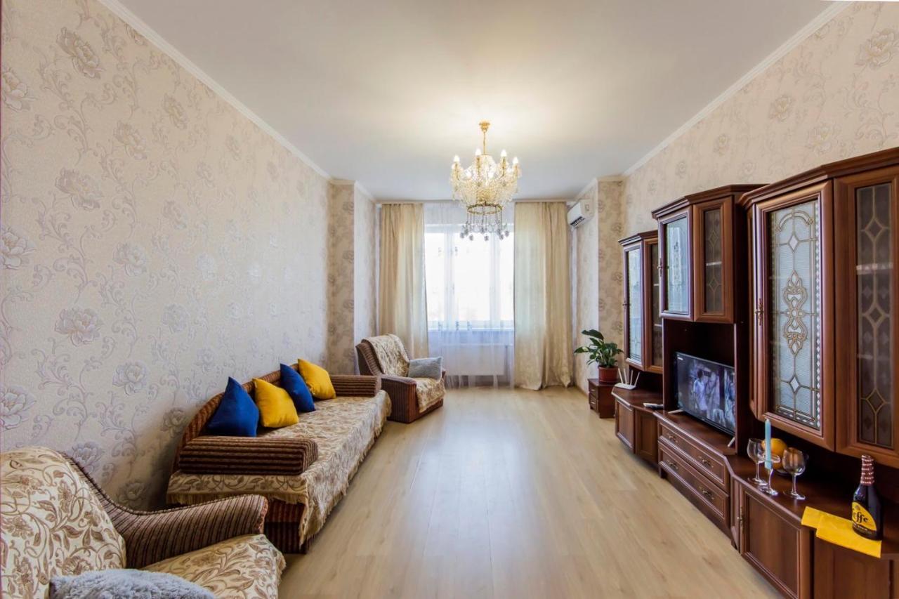 Large 2 Room Apartment With A Beautiful View 2 Min Metro Chernigivska Kiev Exterior foto