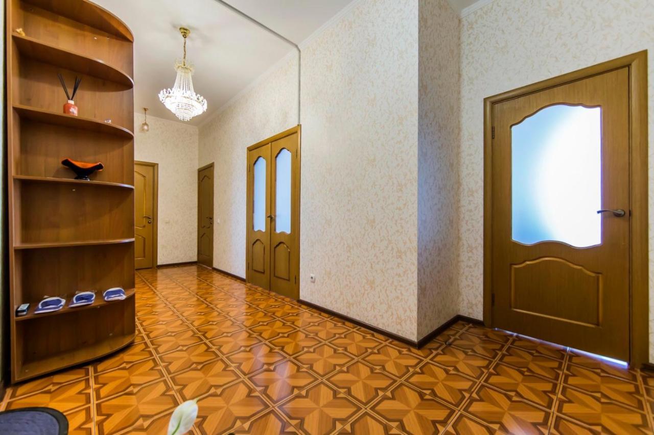 Large 2 Room Apartment With A Beautiful View 2 Min Metro Chernigivska Kiev Exterior foto