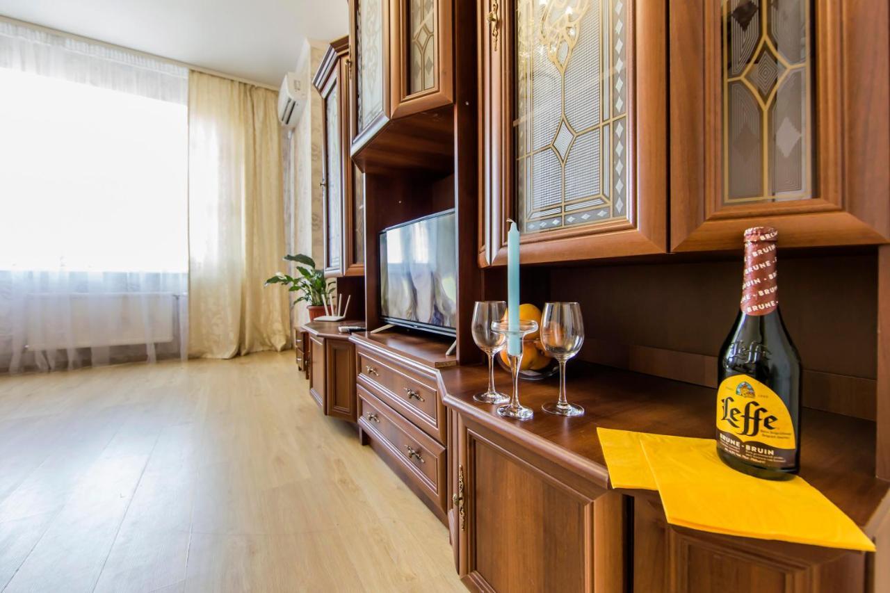 Large 2 Room Apartment With A Beautiful View 2 Min Metro Chernigivska Kiev Exterior foto