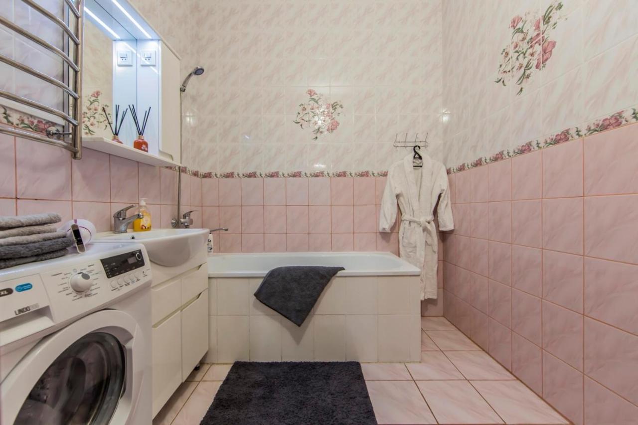 Large 2 Room Apartment With A Beautiful View 2 Min Metro Chernigivska Kiev Exterior foto